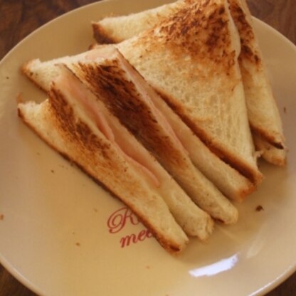 朝ごはんに簡単にできました＾＾
フライパンで焼いたトーストがサックリ☆
チーズとハムでシンプルなのも美味しいですね～♪